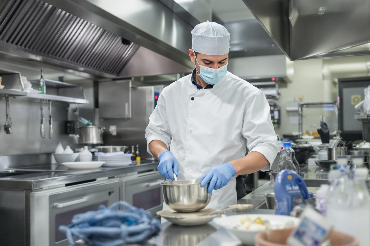 某城市网红餐厅被曝后厨卫生堪忧，监管部门已介入调查